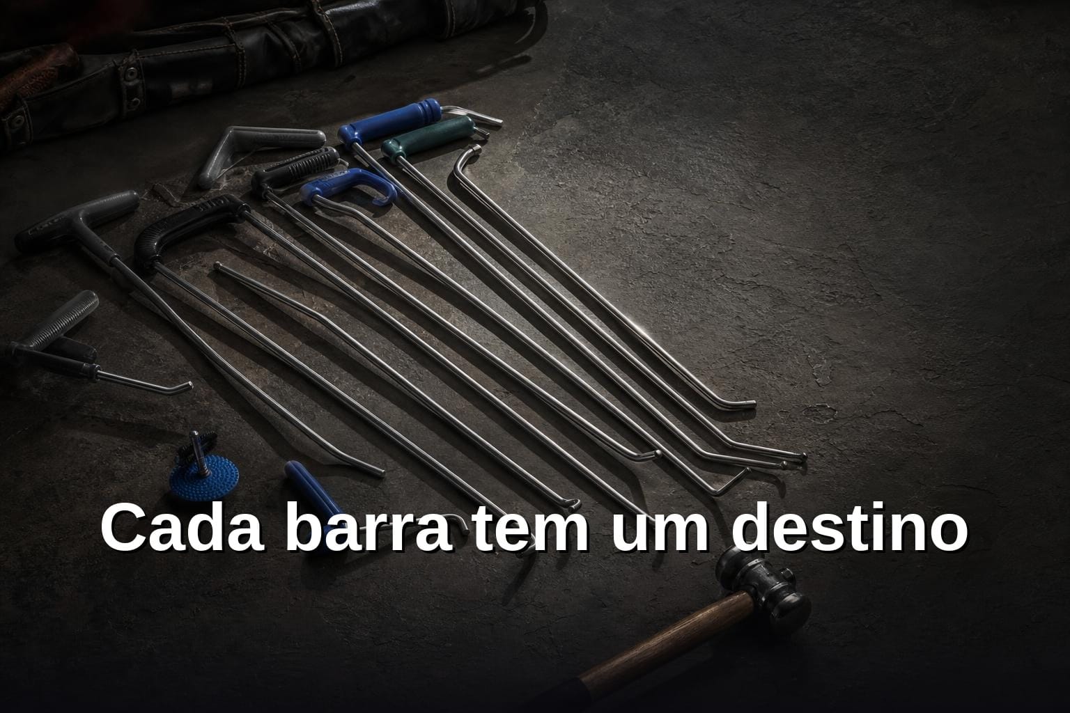 Luminária LED para leitura de amassados PDR revelando deformação na lataria