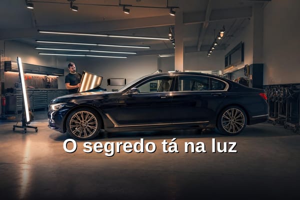 Capô de carro com múltiplos amassados de granizo após tempestade, luz refletindo sobre a superfície