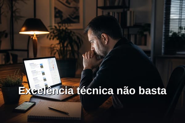 Proprietário de negócio local olhando o celular com mapa do Google aberto mostrando concorrentes na região